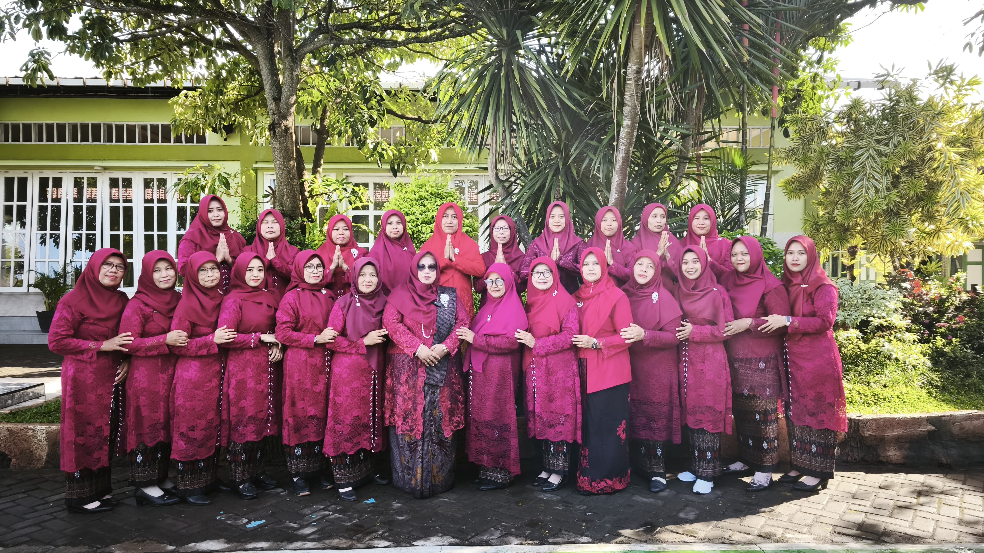 DWP MTsN 4 Banyuwangi Jadi Petugas Upacara Peringatan Hari Kartini