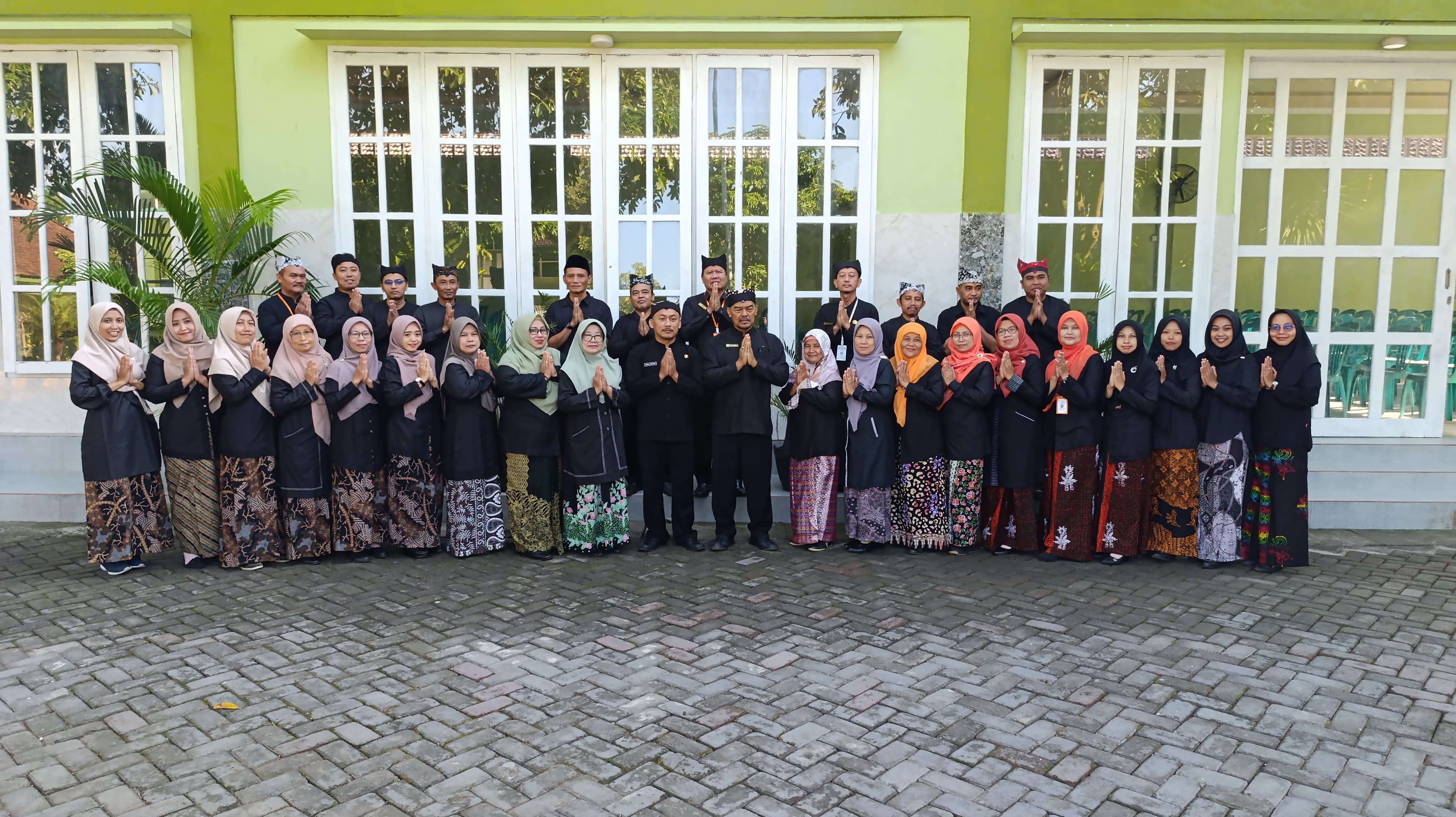 MTsN 4 Banyuwangi Gelar Upacara Peringatan Hari Pendidikan Nasional 2025 dengan Nuansa Adat
