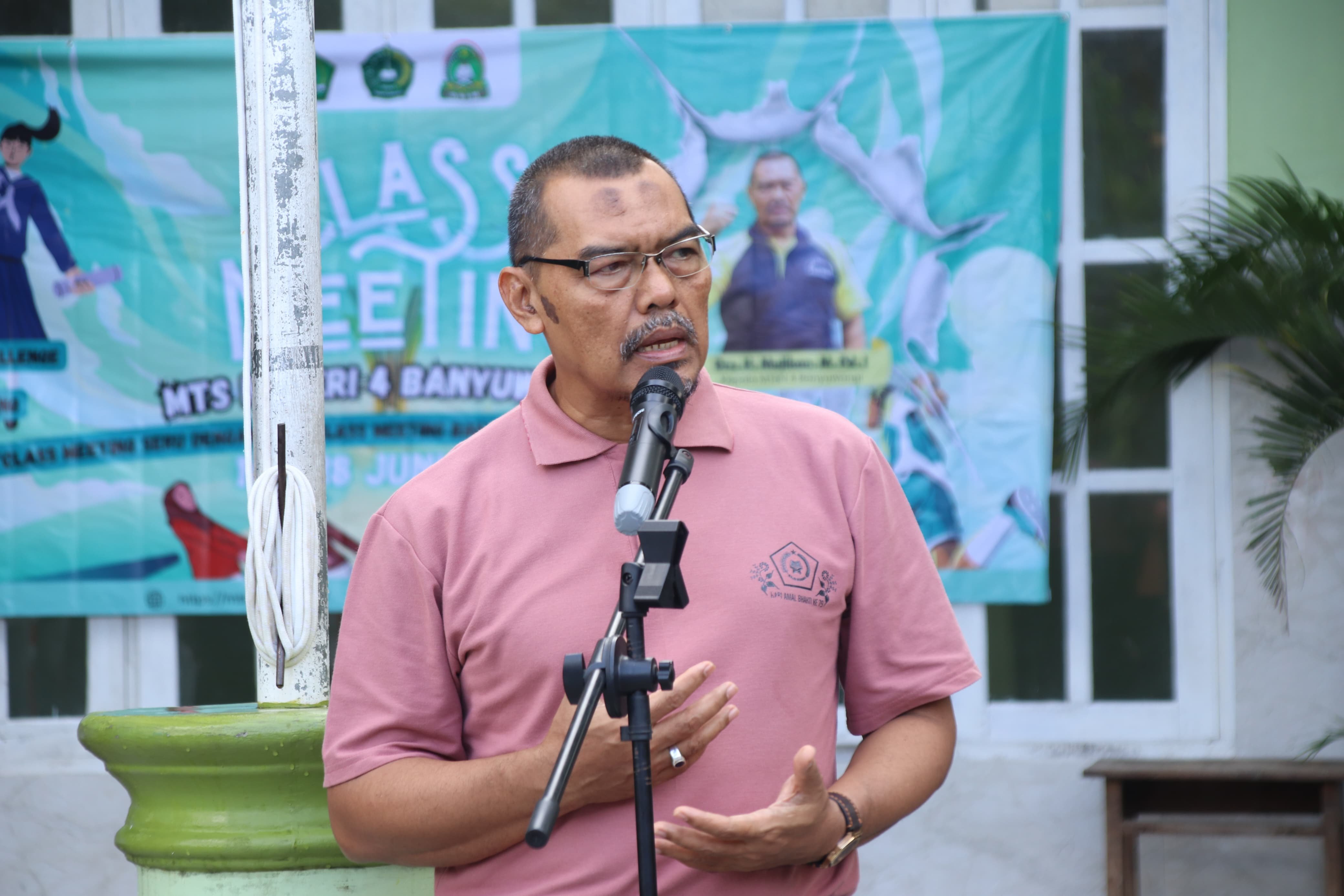 MTsN 4 Banyuwangi Gelar Class Meeting dengan Wajah Baru: Tarik Tambang dan Smart Class Challenge