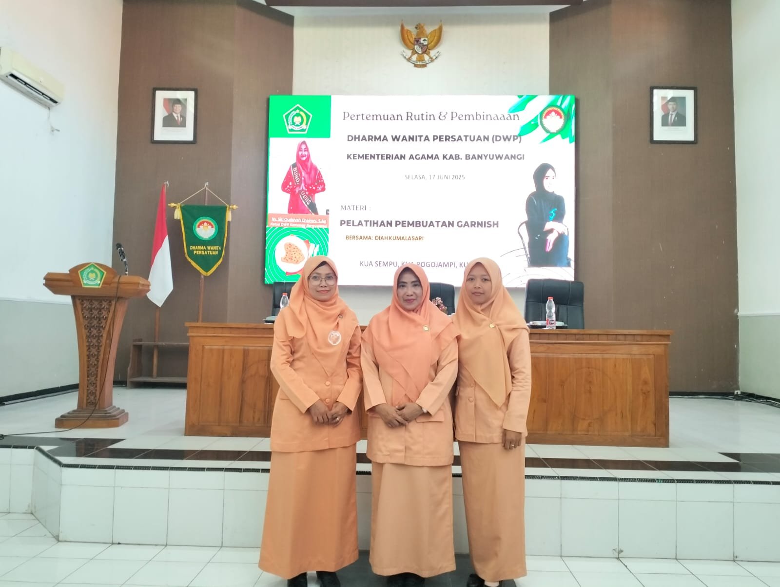 DWP UP MTsN 4 Banyuwangi Ikuti Pelatihan Garnish dalam Pertemuan Rutin DWP Kemenag Banyuwangi