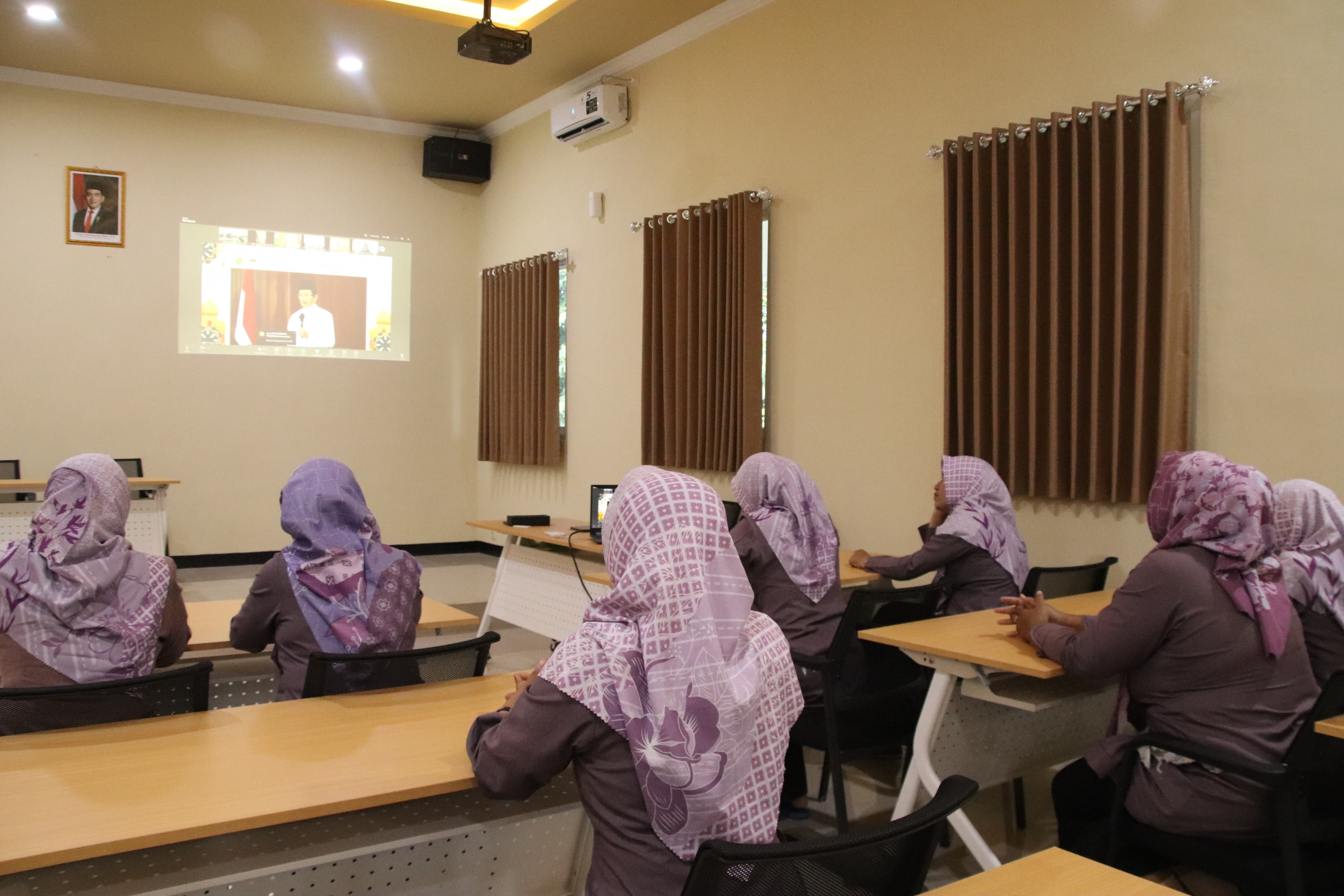 DWP UP MTsN 4 Banyuwangi Ikuti Pengajian Tahun Baru Islam 1447 H Bersama Menteri Agama RI