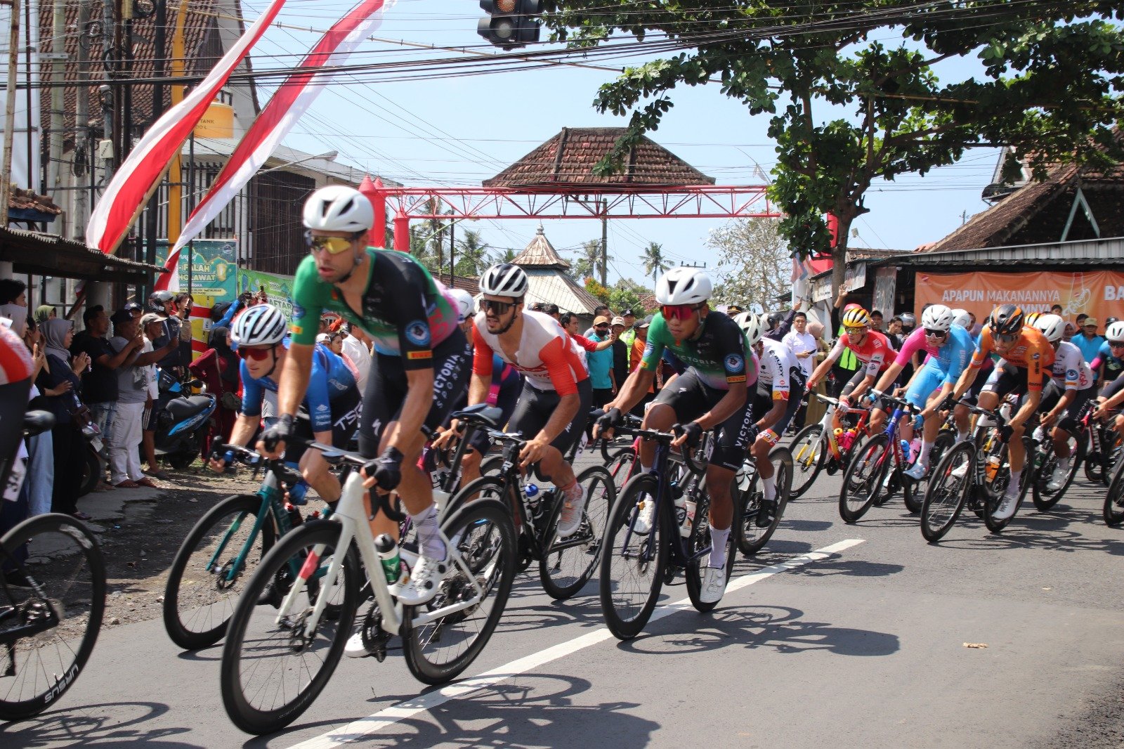 MTsN 4 Banyuwangi Sambut Semarak Tour de Ijen 2025
