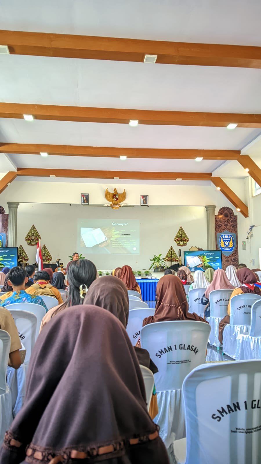 MTsN 4 Banyuwangi Ikuti Workshop Menulis Puisi di SMAN 1 Banyuwangi