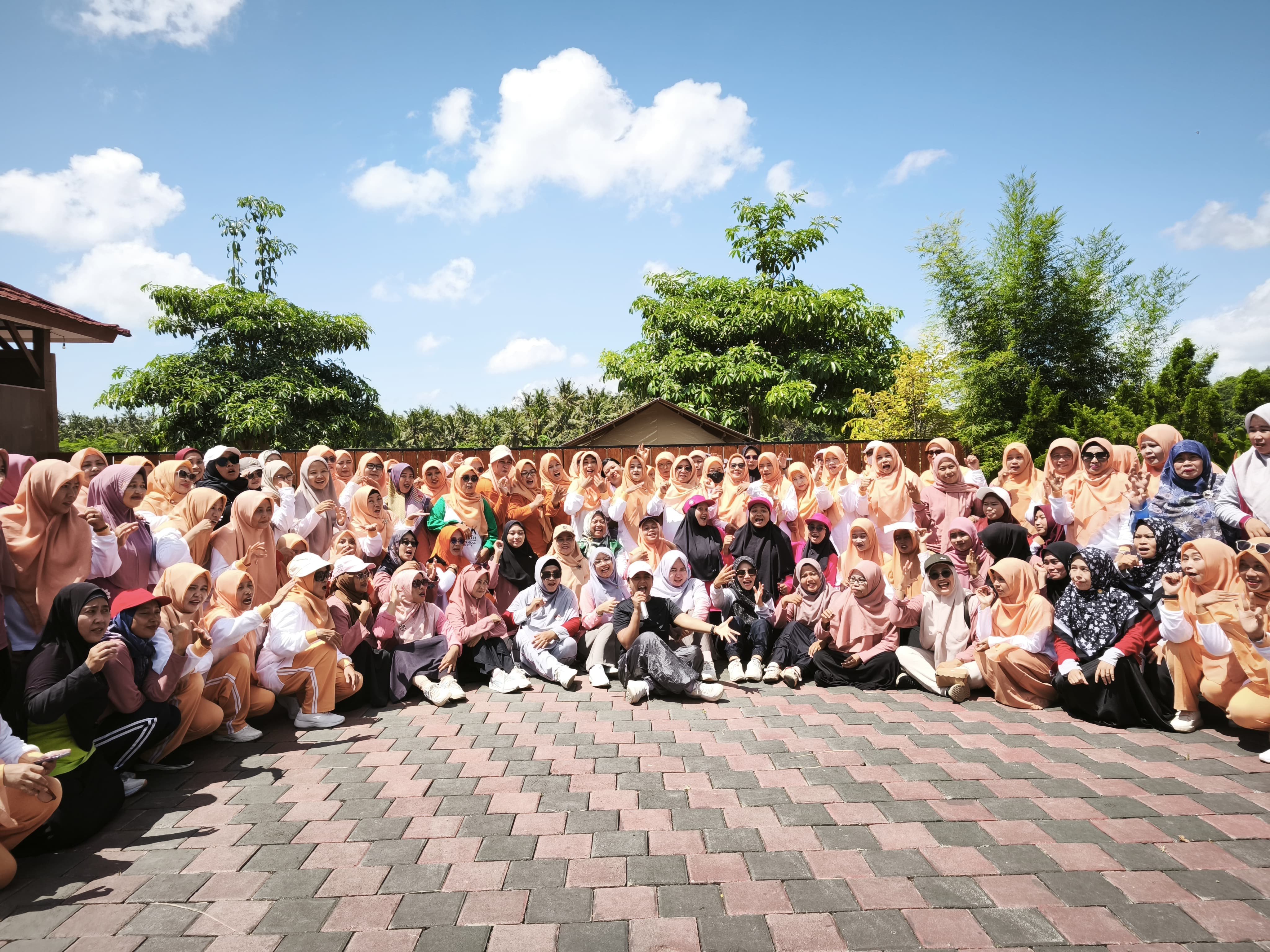 DWP UP MTsN 4 Banyuwangi Ikuti Pertemuan Rutin, Ada Outbound dan Sosialisasi UU KDRT