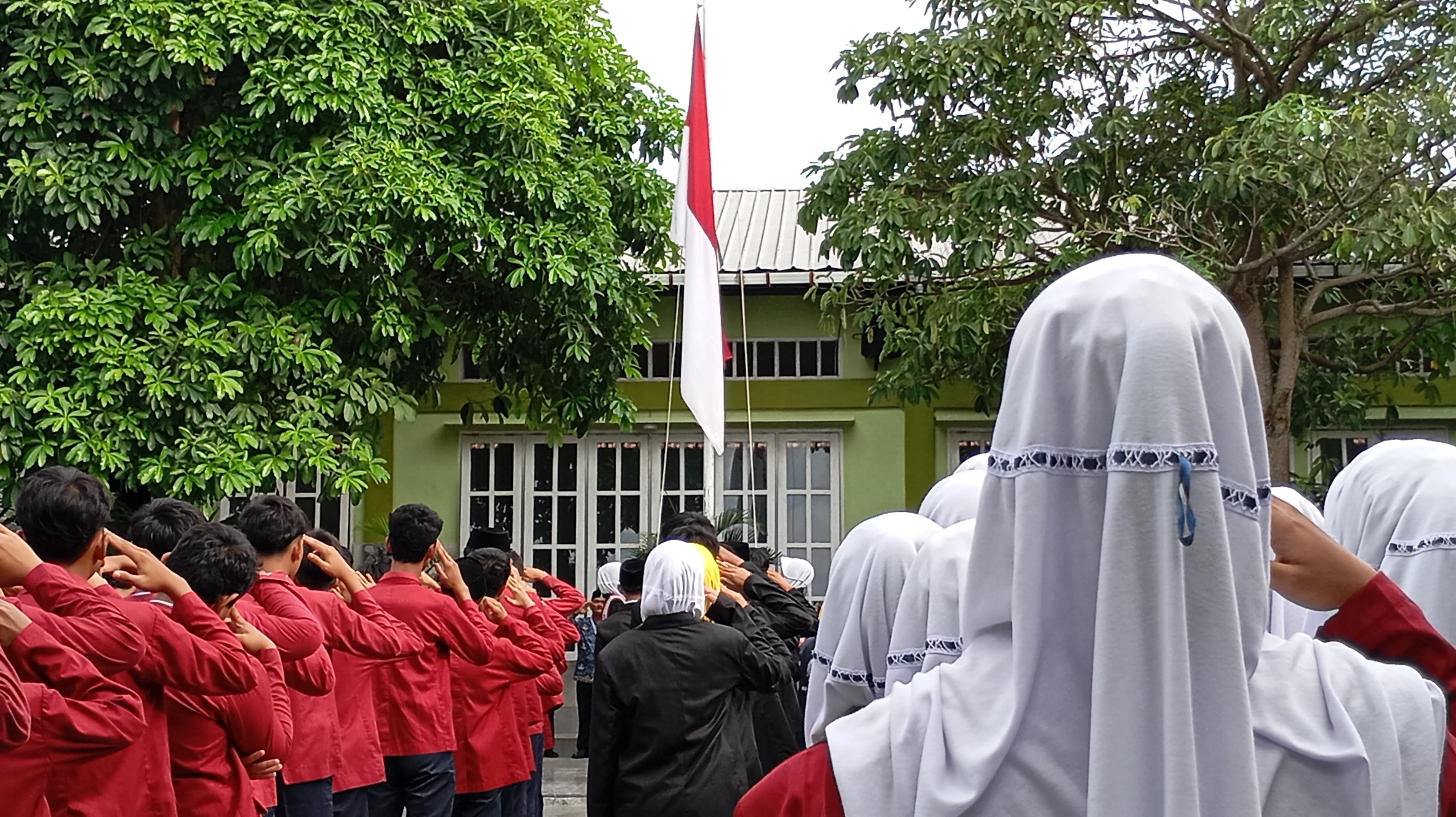 MTsN 4 Banyuwangi Peringati Hari Pahlawan dengan Upacara Bendera yang Khidmat