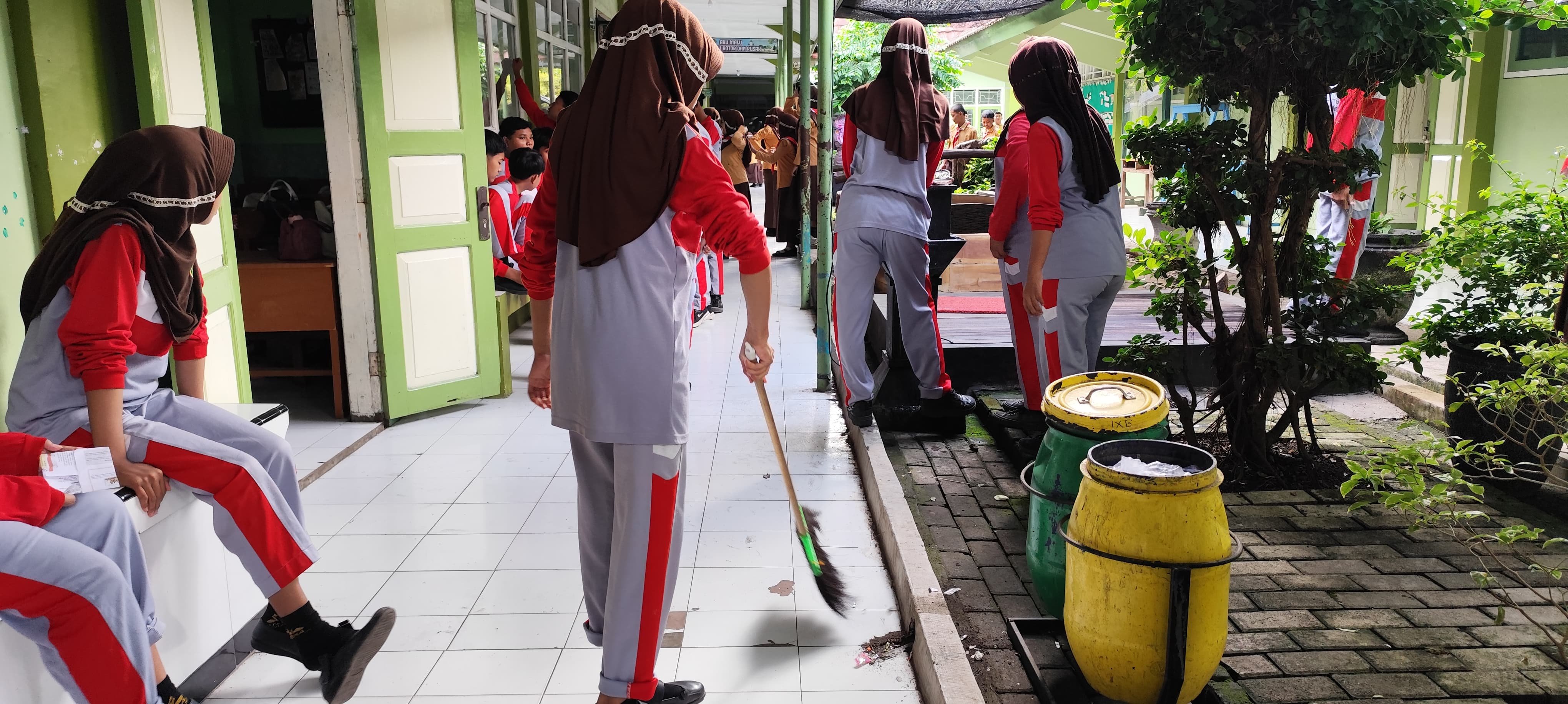 MTsN 4 Banyuwangi Gelar Kegiatan Jumat Bersih, Lingkungan Madrasah Semakin Asri