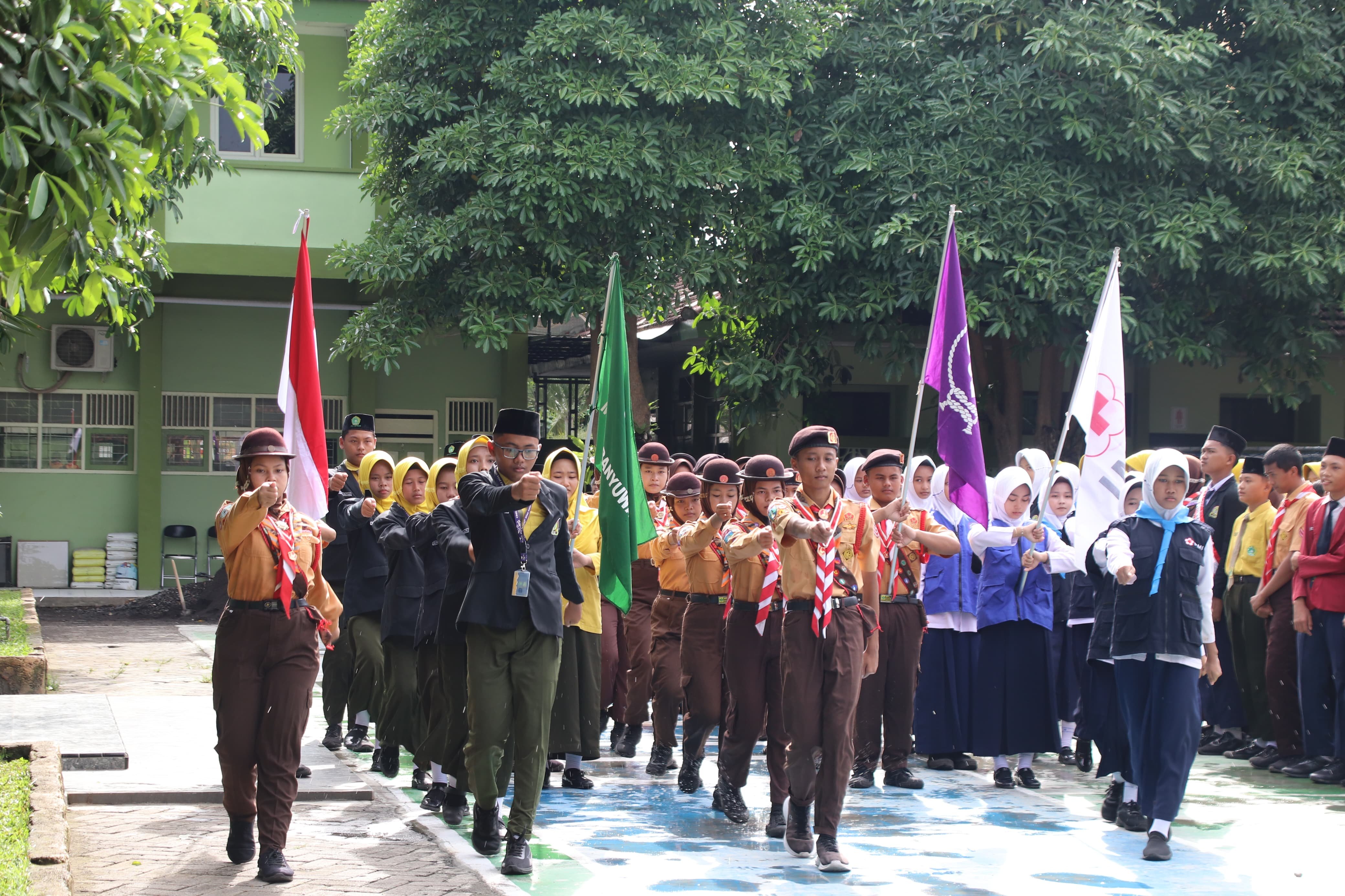 MTsN 4 Banyuwangi Kukuhkan Pengurus OSIM, DG, dan PMR Masa Bakti 2025/2026