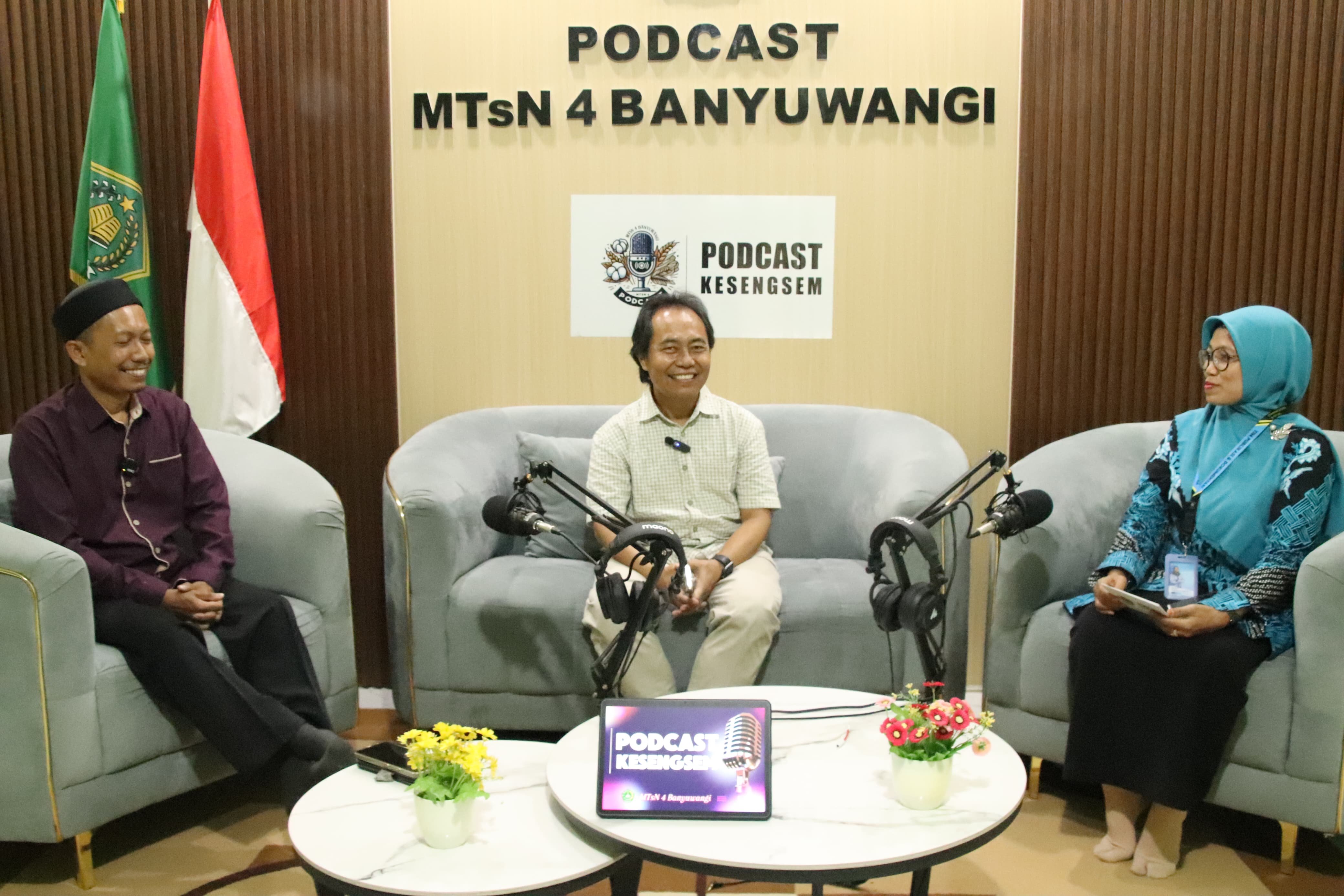 MTsN 4 Banyuwangi Kedatangan Direktur Radar Banyuwangi, Sosialisasikan Lomba Menulis Surat ke Bupati dan Berbagi Inspirasi di Podcast