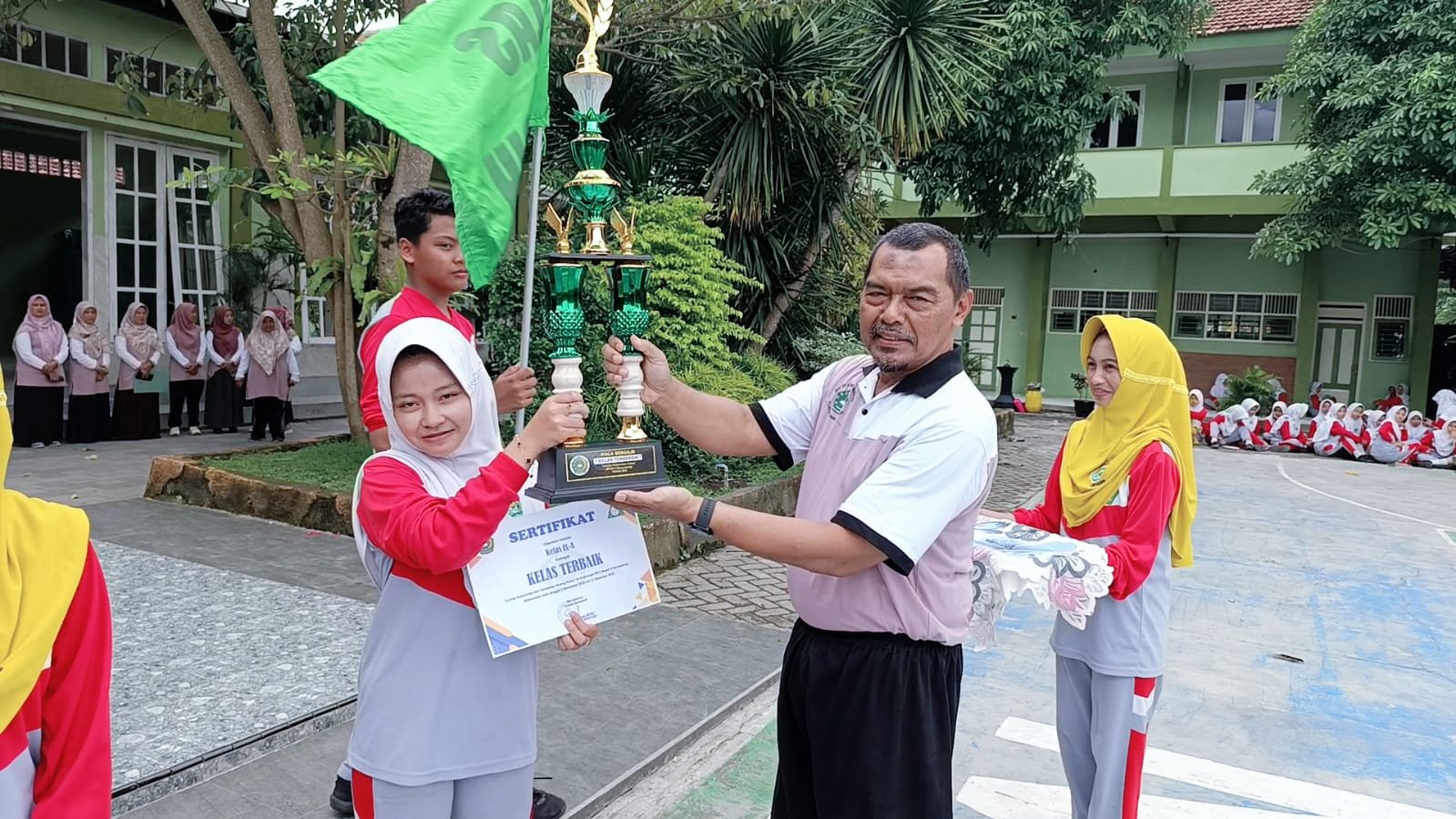 MTsN 4 Banyuwangi Gelar Penutupan Class Meeting, Apresiasi Pemenang dan Atlet Berprestasi