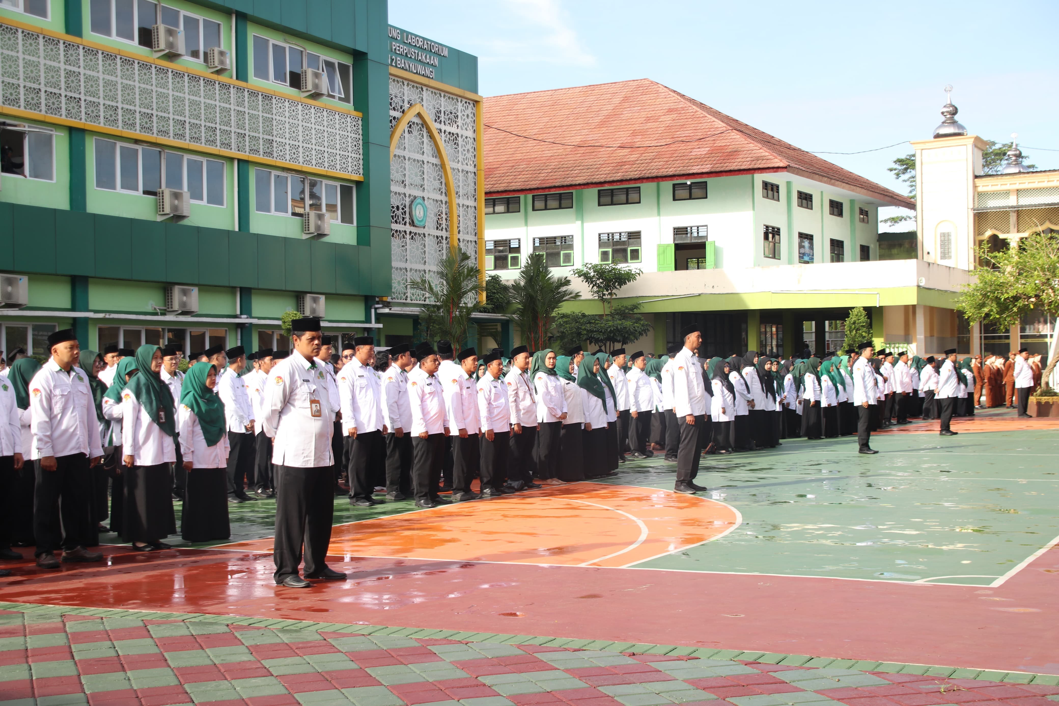 Peringati HAB ke-80 Kemenag RI, MTsN 4 Banyuwangi Ikuti Upacara Khidmat