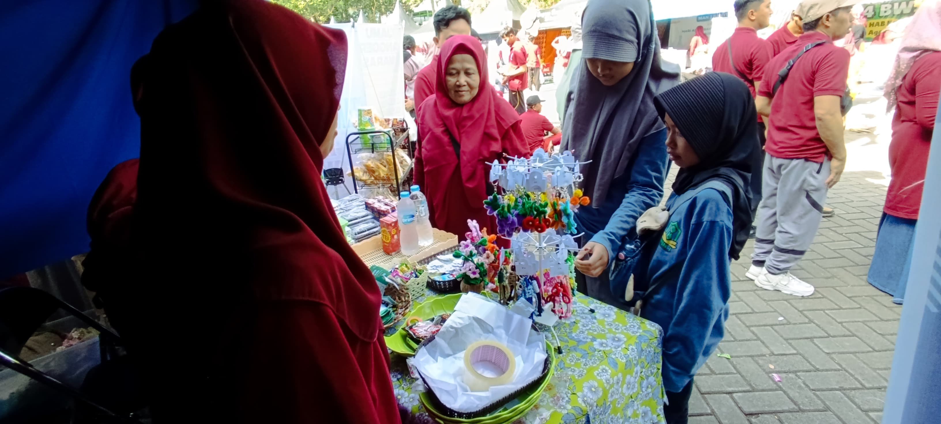 MTsN 4 Banyuwangi Sukseskan Jalan Sehat dan Bazar Kerukunan HAB 80 RI
