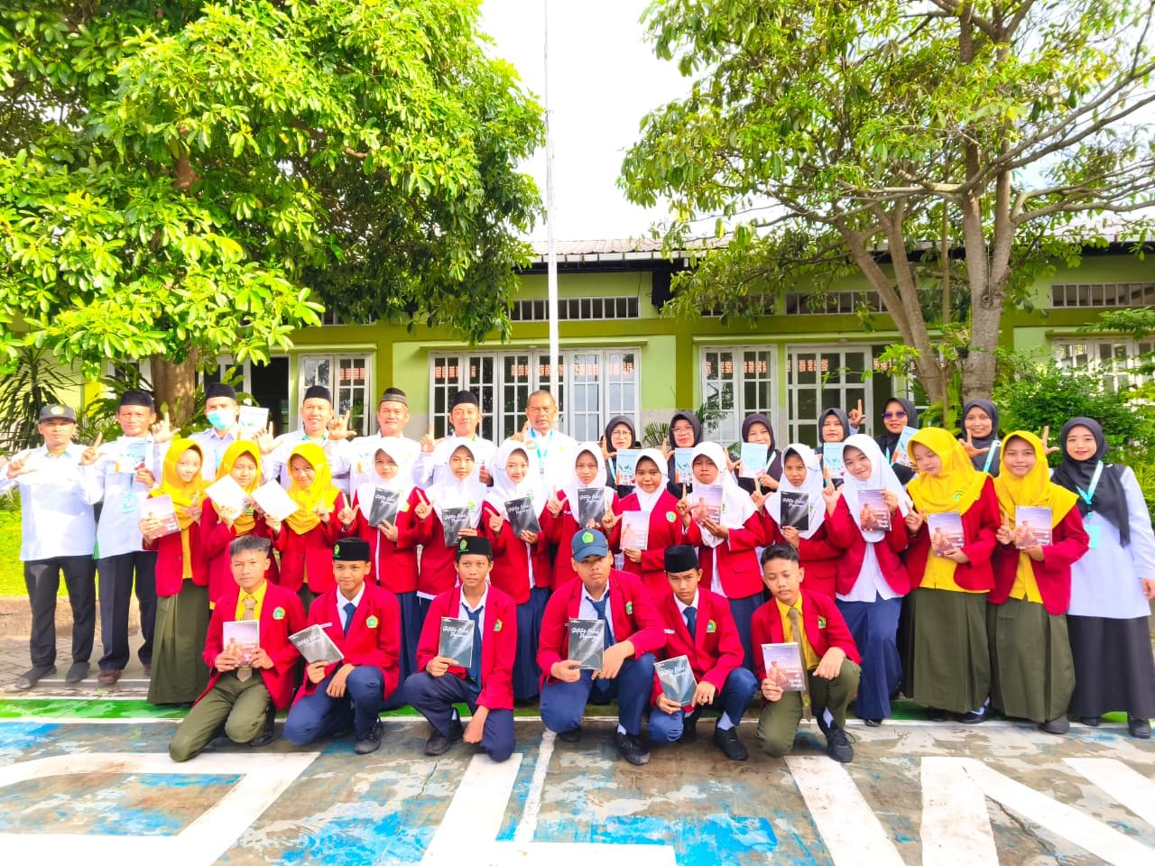 Awali Semester Genap, MTsN 4 Banyuwangi Gelar Apel Perdana dan Launching Tiga Buku Karya Siswa & DWP